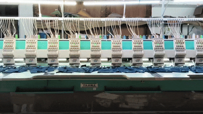 Stickmaschine bei der Arbeit